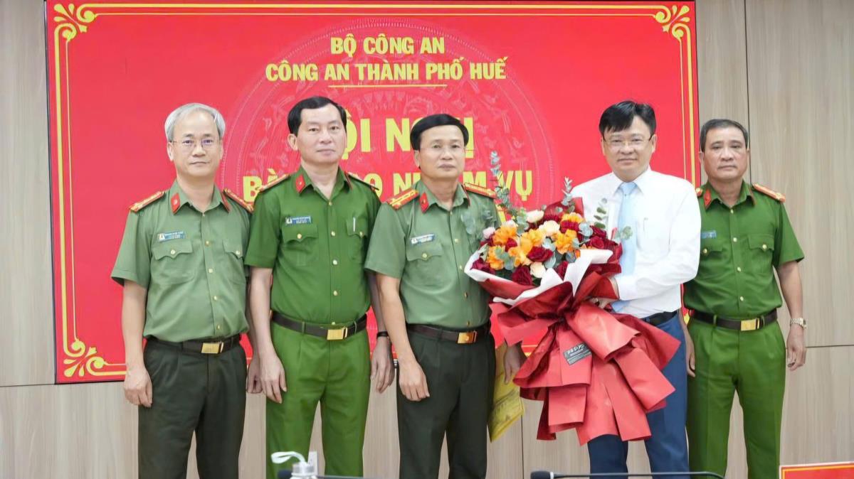 Thiếu tướng Nguyễn Thanh Tuấn tặng hoa cho Đại tá Dương Văn Thoan tại Hội nghị bàn giao nhiệm vụ.