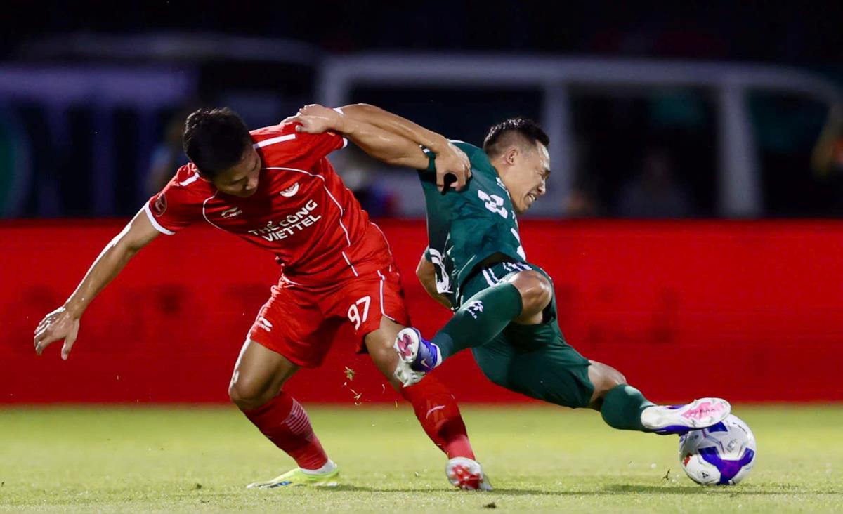 Nhà vô địch V-League 2 Đồng Nai (phải) không thể chống đỡ nổi á quân V-League 1 Thể Công Viettel dù được chơi trên sân nhà.