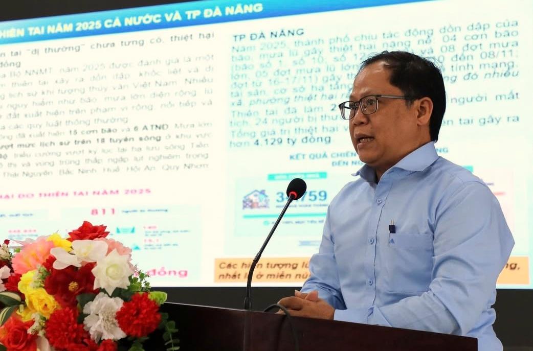 Chuyên gia Nguyễn Văn Vỹ, Cục Quản lý Đê diều và phòng, chống thiên tai (Bộ Nông nghiệp và Môi trường) báo cáo tại xã Phú Thuận.