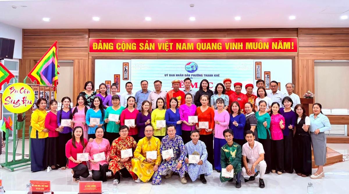 Hô hát bài chòi phục vụ bà con nhân dân tại xã Duy Xuyên.