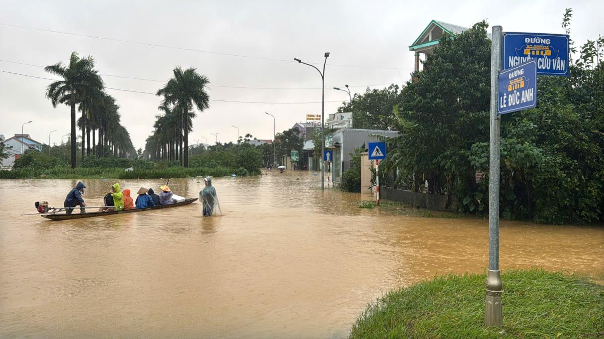 Một tuyến đường ở trung tâm TP Huế bị ngập người dân phải di chuyển bằng thuyền vào năm 2025.