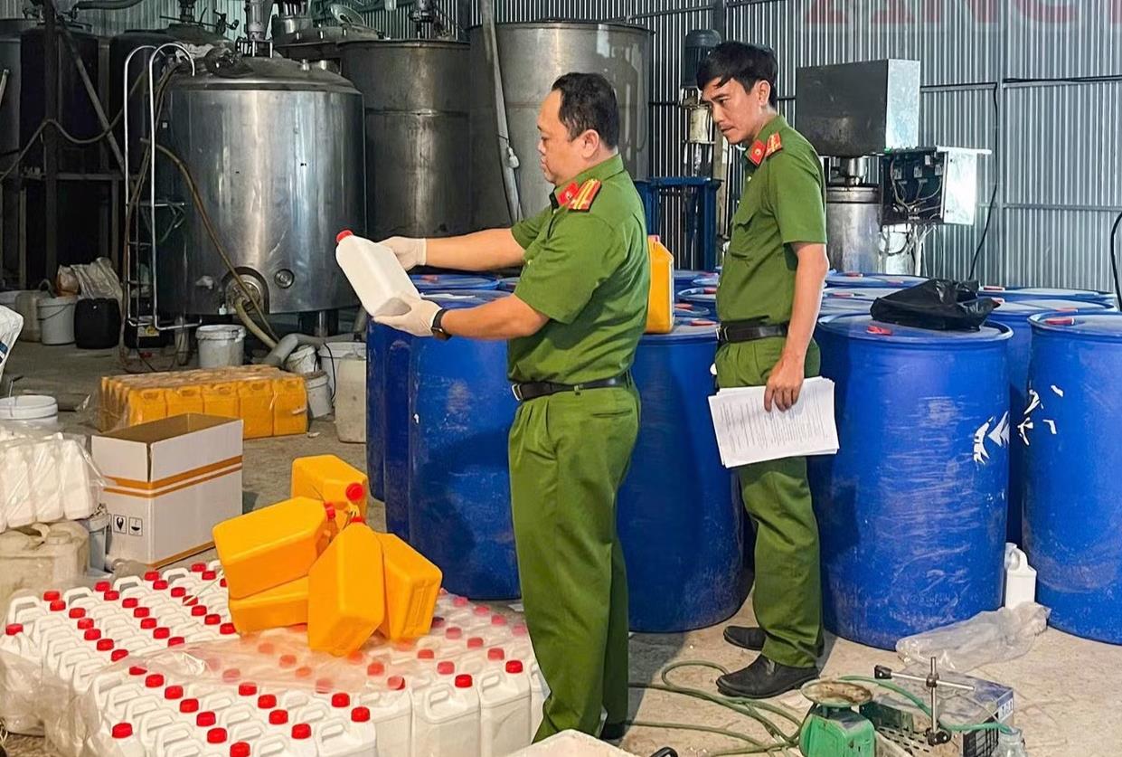 Cần Thơ phát hiện cơ sở sản xuất phân bón trái phép quy mô lớn