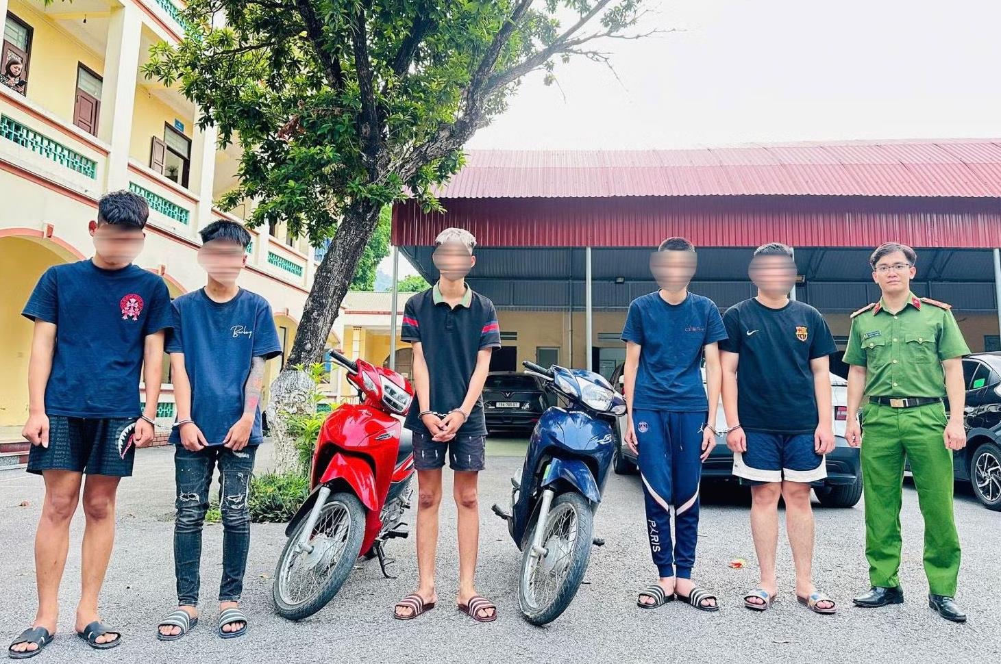 Bắt 5 đối tượng dùng kiếm, tuýp sắt chống đối Công an