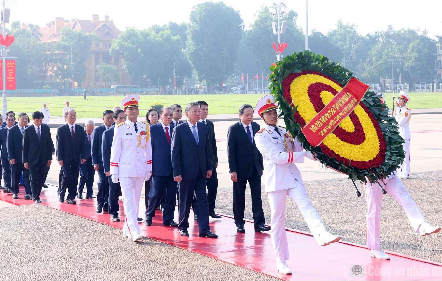 Lãnh đạo Đảng, Nhà nước, Bộ Công an viếng Chủ tịch Hồ Chí Minh và các Anh hùng liệt sĩ