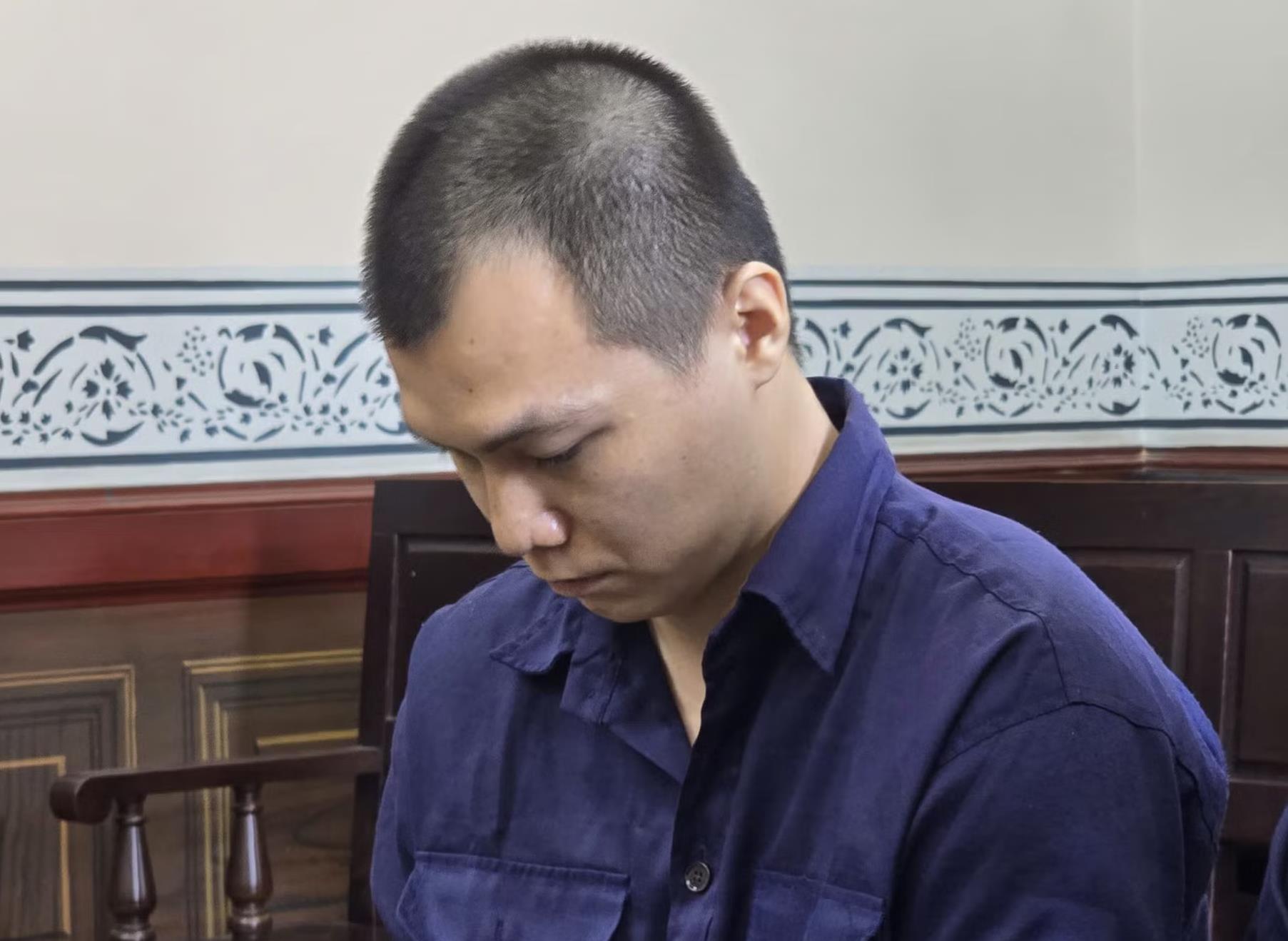 Cựu tiếp viên hàng không vận chuyển thuê ma túy cho vợ