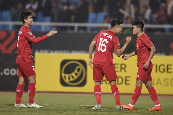 Tuấn Hải (phải) không được tính là người mở tỉ số trận đấu (Ảnh: Tiến Tuấn).