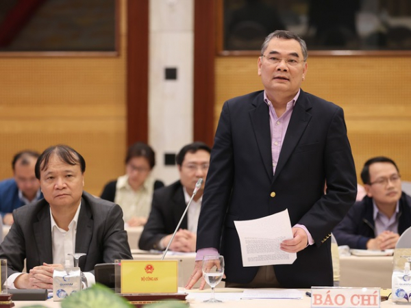 Trung tướng Tô Ân Xô -  người phát ngôn Bộ Công an trả lời câu hỏi của các phóng viên