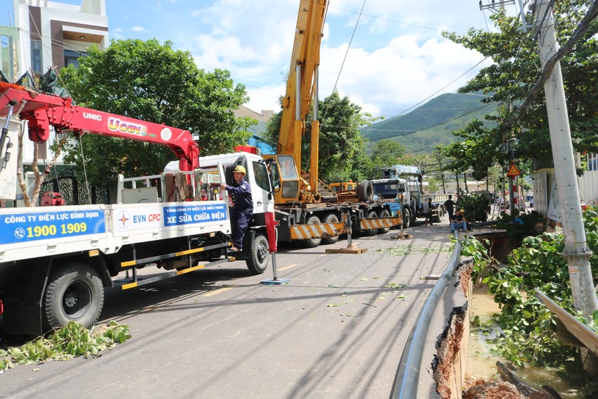 Có đoạn sụt lún đến gần chục mét, sâu hơn 2 m. Ảnh QN