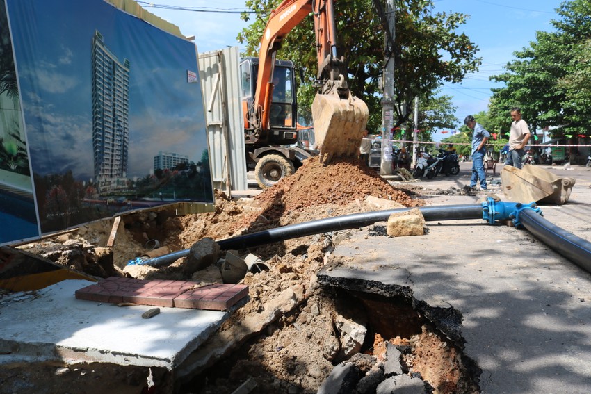Việc sụt lún gây mất điện đối với hàng trăm hộ dân ở khu vực. Ảnh QN