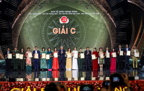 Chánh án TAND Tối cao Trương Hòa Bình và Giám đốc Học viện Chính trị Quốc gia Hồ Chí Minh, Chủ tịch Hội đồng lý luận Trung ương Nguyễn Xuân Thắng trao giải C cho Thiếu tá Lò Thị Hiếu, Phó trưởng Ban Thời sự - Chính trị, Báo CAND (thứ 3 từ trái sang) cùng các nhóm tác giả, tác giả đoạt giải.