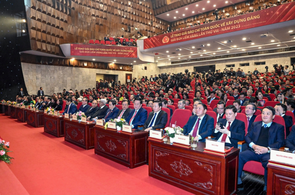 Trưởng Ban Tuyên giáo Trung ương Nguyễn Trọng Nghĩa và Trưởng Ban Đối ngoại Trung ương Lê Hoài Trung trao tặng giải Chuyên đề cho Thượng tá Phan Đăng Trường, Phó Tổng Biên tập Báo CAND (ngoài cùng bên trái) và các nhóm tác giả, tác giả đoạt giải.