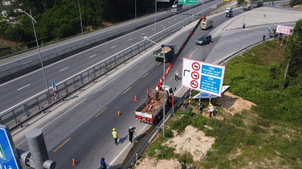 1 biển báo cấm các phương tiện được lắp đặt từ sáng sớm ngày 4/4.