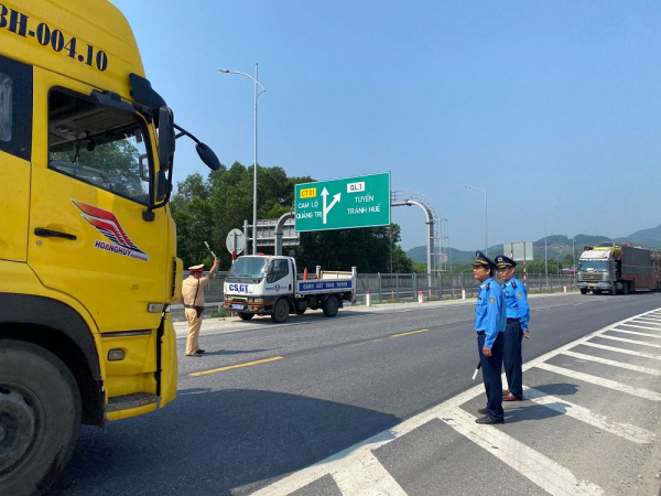 CSGT Công an tỉnh phối hợp với lực lượng chức năng hướng dẫn phương tiện lưu thông qua QL1A.