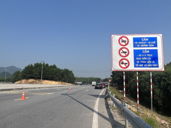Hàng chục biển báo cấm các phương tiện đươc lắp đặt trên tuyến cao tốc Cam Lộ - La Sơn.