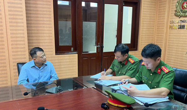 Nguyễn Hòa Bình (thứ 3 từ phải qua) và 9 đối tượng liên quan đến vụ án “đồng tiền số Antex”.