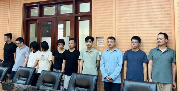 Nguyễn Hòa Bình (thứ 3 từ phải qua) và 9 đối tượng liên quan đến vụ án “đồng tiền số Antex”.