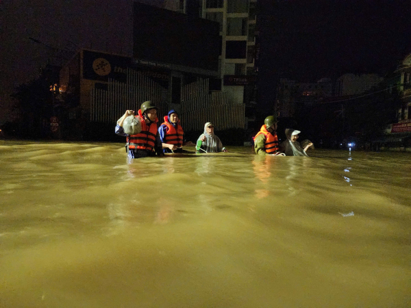 Lực lượng Cảnh sát PCCC và CNCH Công an TP Huế xuyên đêm sơ tán người dân bị ngập lụt nặng đến trụ sở Công an để được an toàn.