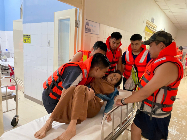 Cảnh sát Cơ động xuyên đêm di chuyển bệnh nhân nặng đến khu vực cao ráo để điều trị: