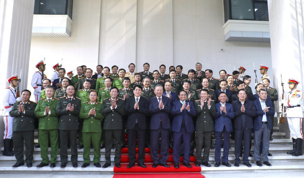 Đại tướng Lương Tam Quang, Uỷ viên Bộ Chính trị, Bộ trưởng Bộ Công an và đồng chí Bùi Quang Huy, Uỷ viên Dự khuyết Trung ương Đảng, Bí thư Thứ nhất Trung ương Đoàn TNCS Hồ Chí Minh trao Chứng nhận và biểu trưng tặng các "Gương mặt trẻ Công an tiêu biểu" năm 2024 tại chương trình gặp mặt, đối thoại giữa đồng chí Bí thư Đảng ủy Công an Trung ương, Bộ trưởng Bộ Công an, đồng chí Bí thư Thứ nhất Trung ương Đoàn với cán bộ Đoàn, đoàn viên thanh niên CAND (Hà Nội, ngày 25/3/2025). Ảnh: Khổng Hà.