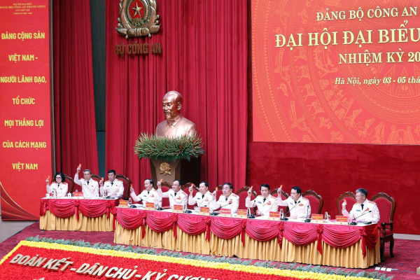 Các đại biểu tham gia biểu quyết tại Phiên trù bị.