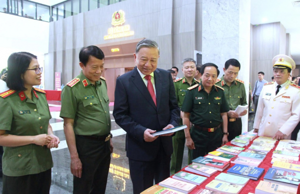 Tổng Bí thư Tô Lâm với các đại biểu tham quan triển lãm sách bên lề Hội nghị tổng kết 10 năm thực hiện Chỉ thị số 05 ngày 15/5/2016 của Bộ Chính trị về đẩy mạnh học tập và làm theo tư tưởng, đạo đức, phong cách Hồ Chí Minh (Hà Nội, ngày 19/5/2025). Ảnh: Quỳnh Vinh.