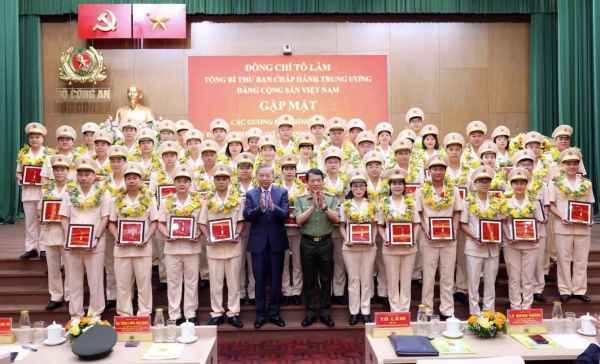 Tổng Bí thư Tô Lâm, Bộ trưởng Lương Tam Quang với các đại biểu dự buổi gặp mặt của đồng chí Tổng Bí thư với các gương điển hình tiên tiến dự Đại hội thi đua “Vì an ninh Tổ quốc” lần thứ IX (Hà Nội, ngày 4/8/2025). Ảnh: Khổng Hà