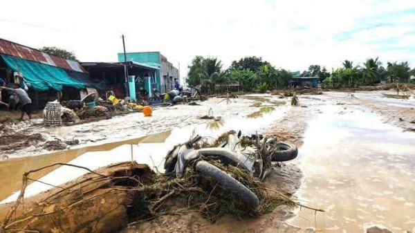 Tài sản của người dân bị nước cuốn trôi trong vụ vỡ hồ nước.