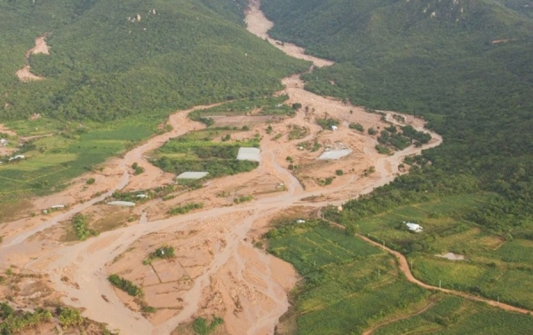 Tài sản của người dân bị nước cuốn trôi trong vụ vỡ hồ nước.