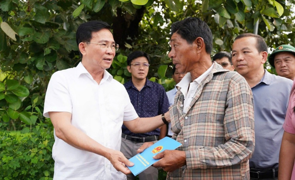 Chủ tịch UBND tỉnh Lâm Đồng thăm hỏi, động viên gia đình bị thiệt hại mưa lũ.