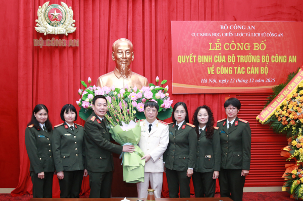 Lãnh đạo Tạp chí CAND tặng hoa chúc mừng Thiếu tướng Phạm Khải.