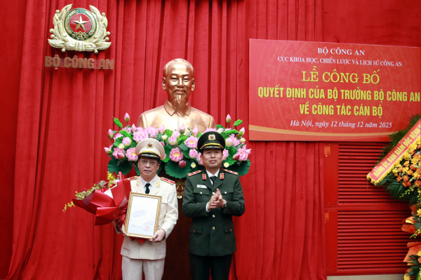 Trung tướng Vũ Thanh Chương đã trao Quyết định và tặng hoa chúc mừng Thiếu tướng, nhà văn Phạm Khải.