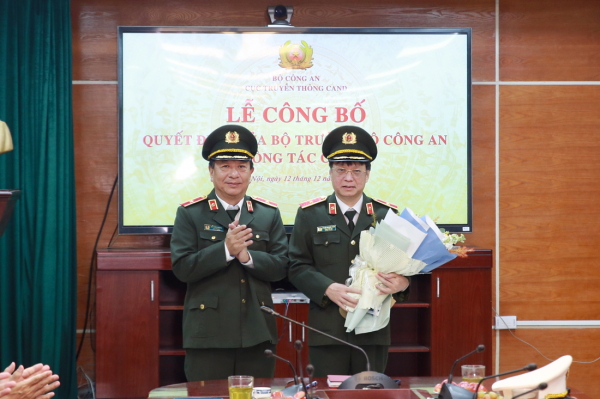 Lãnh đạo Tạp chí CAND tặng hoa chúc mừng Thiếu tướng Phạm Khải.