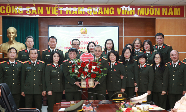 Đảng uỷ bộ phận, Ban Biên tập và cán bộ lãnh đạo chủ chốt Báo CAND tặng hoa chúc mừng Thiếu tướng Phạm Khải.