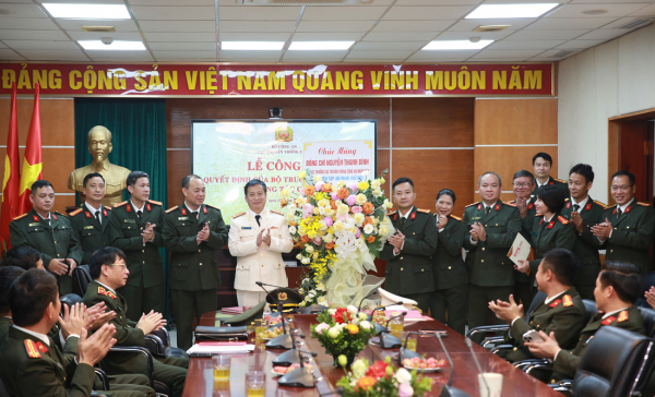 Ban Biên tập và cán bộ lãnh đạo chủ chốt Chuyên đề An ninh Thủ đô chúc mừng Thượng tá Nguyễn Thanh Bình.