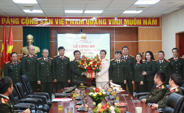 Đảng uỷ, lãnh đạo Cục Truyền thông CAND tặng hoa chúc mừng Thượng tá Nguyễn Thanh Bình.