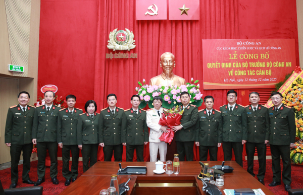 Đảng uỷ, lãnh đạo Cục KH,CL&LS Công an tặng hoa chúc mừng Thiếu tướng Phạm Khải.