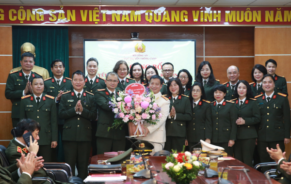 Đảng uỷ bộ phận, Ban Biên tập và cán bộ lãnh đạo chủ chốt Báo CAND tặng hoa chúc mừng Thượng tá Nguyễn Thanh Bình.