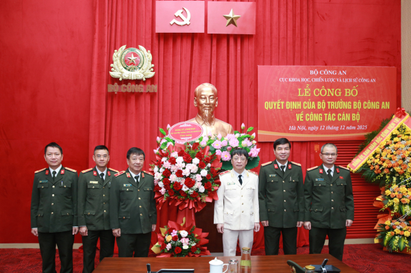 Đảng uỷ, lãnh đạo Cục Truyền thông CAND tặng hoa chúc mừng Thiếu tướng Phạm Khải.