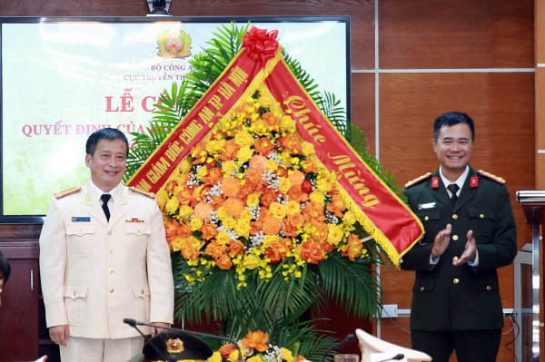 Đại tá Nguyễn Ngọc Quyền thay mặt Đảng uỷ, Ban Giám đốc Công an TP Hà Nội chúc mừng Thượng tá Nguyễn Thanh Bình.