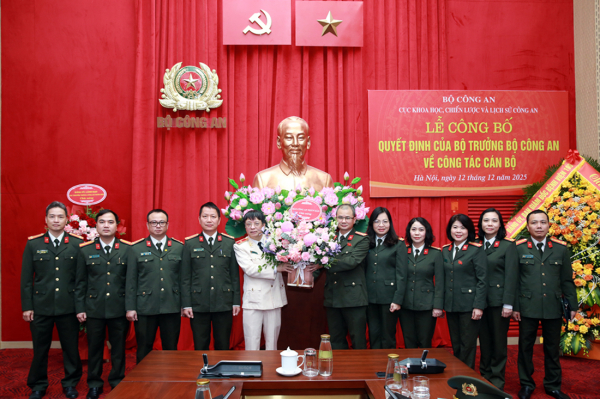 Đảng uỷ bộ phận, Ban Biên tập cùng các lãnh đạo chủ chốt Báo CAND tặng hoa chúc mừng Thiếu tướng Phạm Khải.