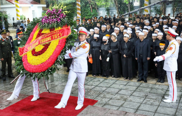 Gia quyến đồng chí nguyên Chủ tịch nước Trần Đức Lương vào kính viếng.