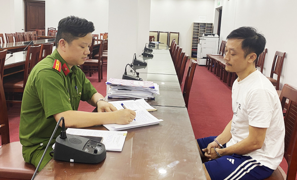 Cơ quan điều tra lấy lời khai đối tượng Nguyễn Đức Hinh, Điều dưỡng trưởng Khoa Điều trị bắt buộc nữ.