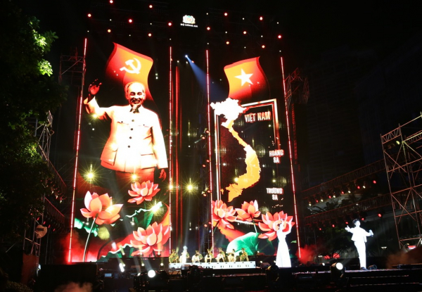 Các tiết mục trong chương trình được dàn dựng công phu, đầy màu sắc...