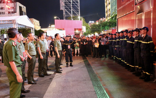Bộ trưởng Lương Tam Quang và Bí thư Thành ủy TP Hồ Chí Minh Nguyễn Văn Nên thăm hỏi lực lượng Cảnh sát PCCC và CNCH trước khi chương trình diễn ra.