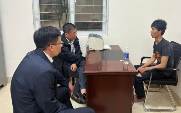 Thượng tá Phạm Thanh Hùng, Phó Giám đốc Công an tỉnh (ngoài cùng bên trái) cùng Thượng tá Trần Văn Trà, Trưởng phòng Cảnh sát hình sự làm việc với đối tượng Nguyễn Văn Nhân.