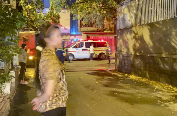 Xe cứu thương chuyển các nạn nhân ra khỏi hiện trường.