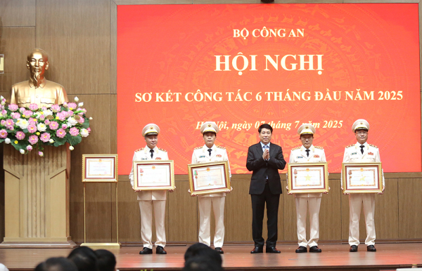 Chủ tịch nước Lương Cường trao Huân chương tặng Bộ trưởng Lương Tam Quang, Thứ trưởng Lê Quốc Hùng, Thứ trưởng Phạm Thế Tùng và Thứ trưởng Nguyễn Ngọc Lâm.