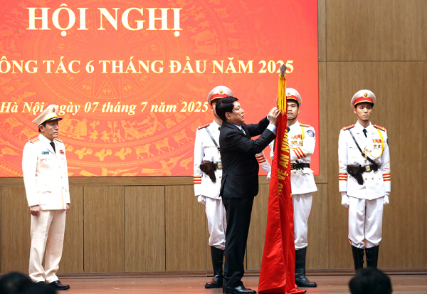 Thừa uỷ quyền của Thủ tướng Chính phủ, Thứ trưởng Trần Quốc Tỏ trao danh hiệu "Chiến sĩ thi đua toàn quốc" tặng 4 cá nhân có thành tích xuất sắc.