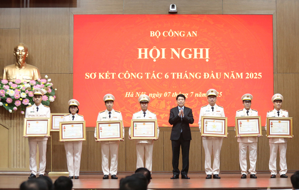 Chủ tịch nước Lương Cường trao Huân chương tặng các tập thể, cá nhân có thành tích xuất sắc.