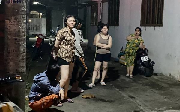 Người dân theo dõi vụ việc.